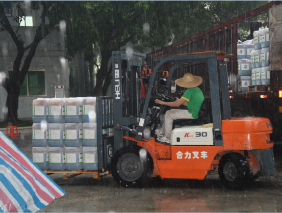 鄉(xiāng)喜叉車裝肥忙，大雨傾盆不可擋